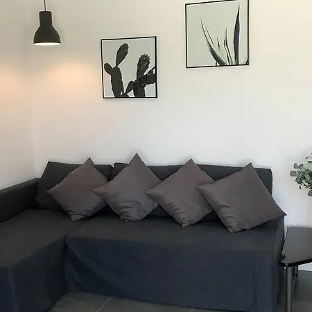 *central Lakeside Apt*swimming Pool & Free Parking